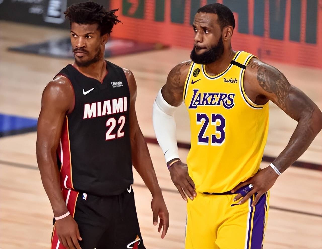 领先在线体育平台-关于詹姆斯焦点对战，巴特勒与50激战MAD分钟，夺冠胜负难料！赛场气氛高涨的信息-领先在线体育平台